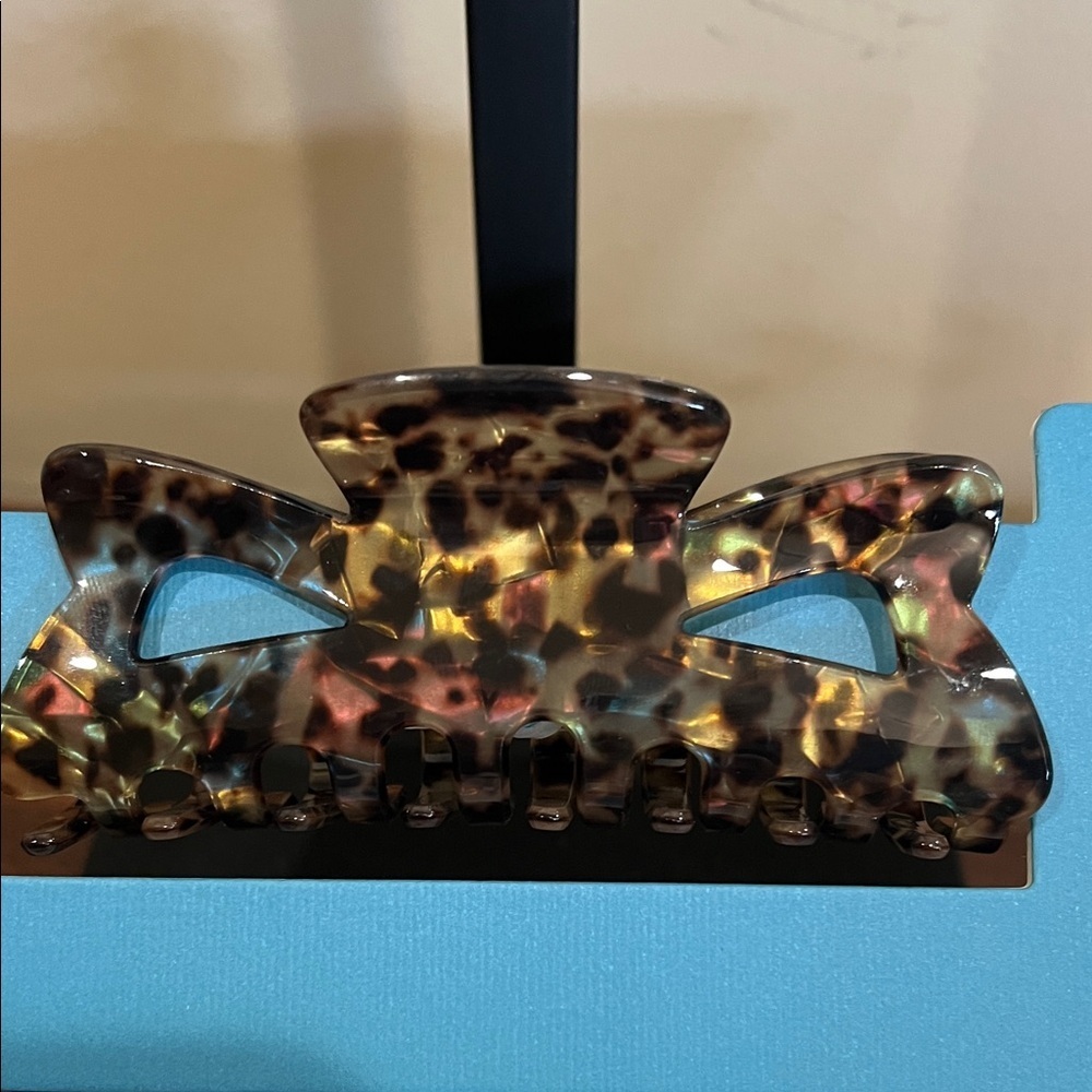 Piper K | Tortoise & Iridescent Cream Hair Clips - Picture 4 of 8